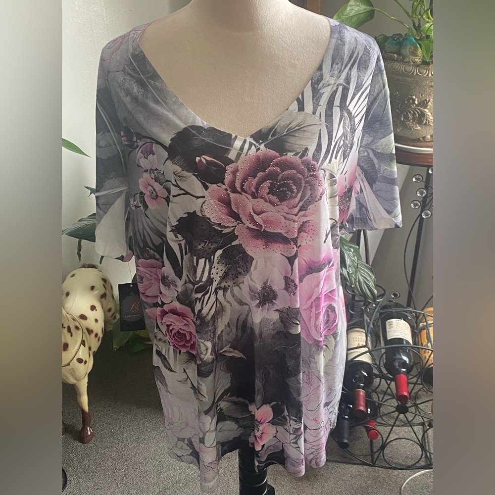 Elegant Floral V-Neck Short Sleeve Top